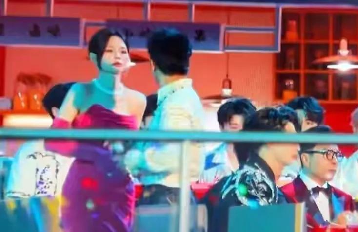 肢体冲突还是互动玩梗?沈梦辰杨迪跨年表现引热议,本尊回应来了(图8) 肢体冲突还是互动玩梗?沈梦辰杨迪跨年表现引热议,本尊回应来了(图8)