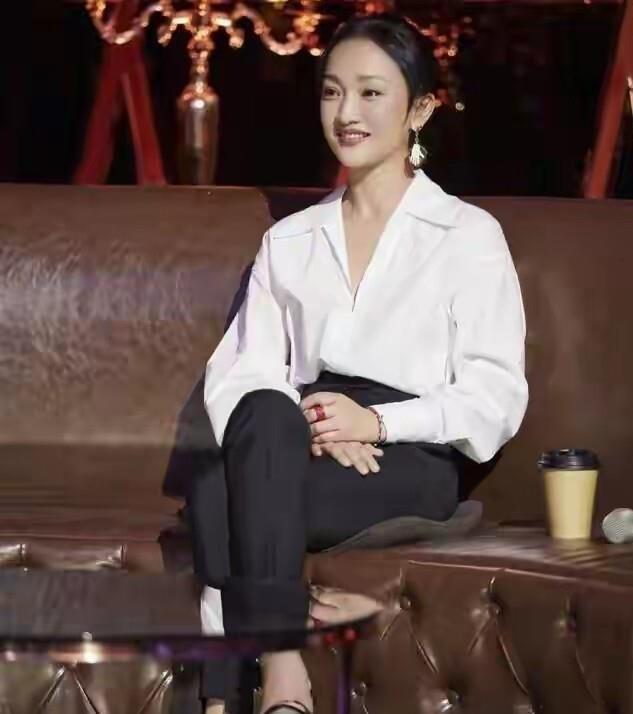 万万没想到，50岁丁克了一辈子的周迅，如今却成了人生赢家(图8)