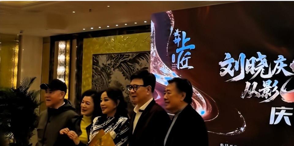 离婚34年，这次高调认爱的刘晓庆陈国军，联手给娱乐圈上了一课(图3)