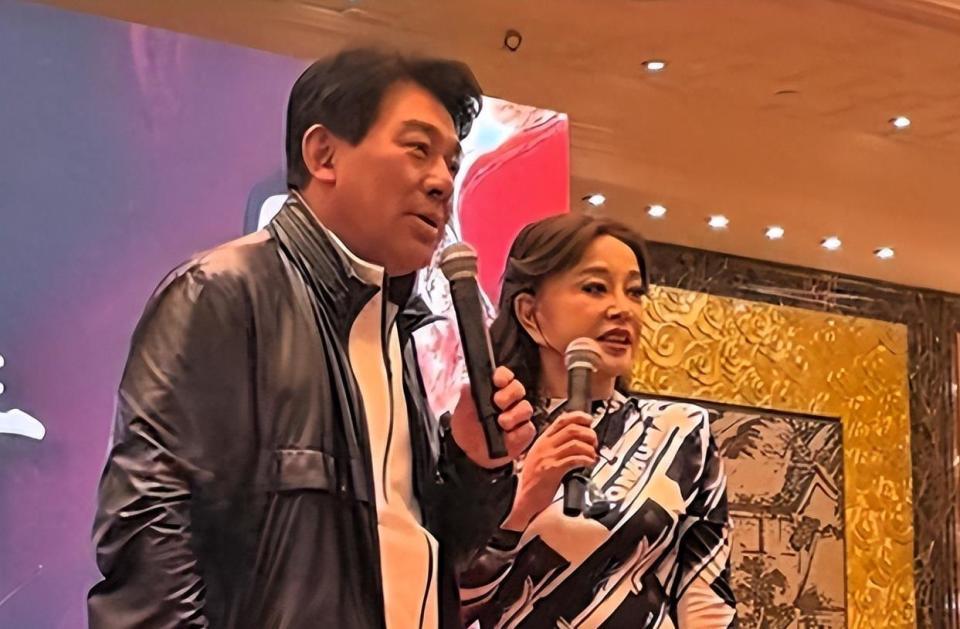 离婚34年，这次高调认爱的刘晓庆陈国军，联手给娱乐圈上了一课(图2)