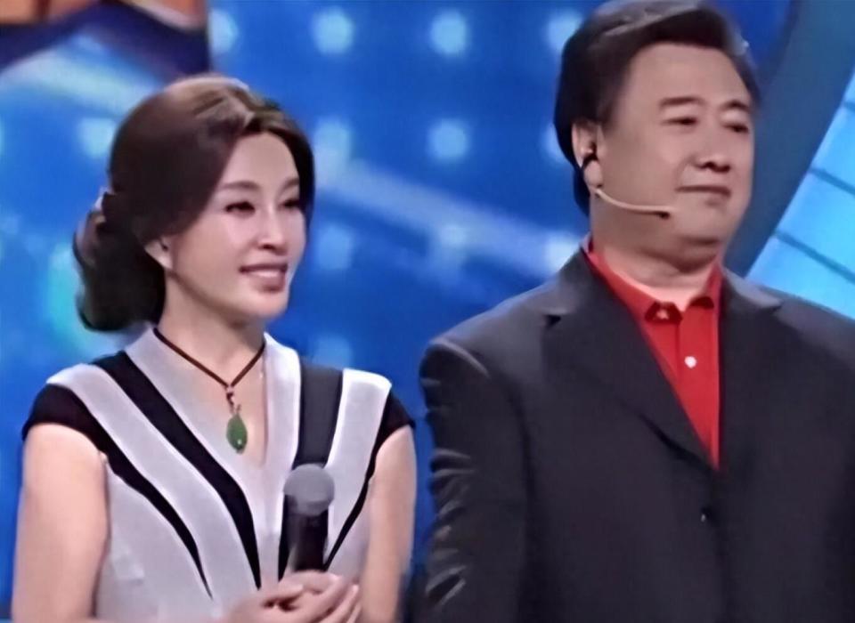 离婚34年，这次高调认爱的刘晓庆陈国军，