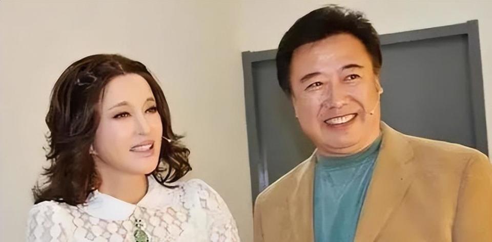 离婚34年，这次高调认爱的刘晓庆陈国军，联手给娱乐圈上了一课(图17)