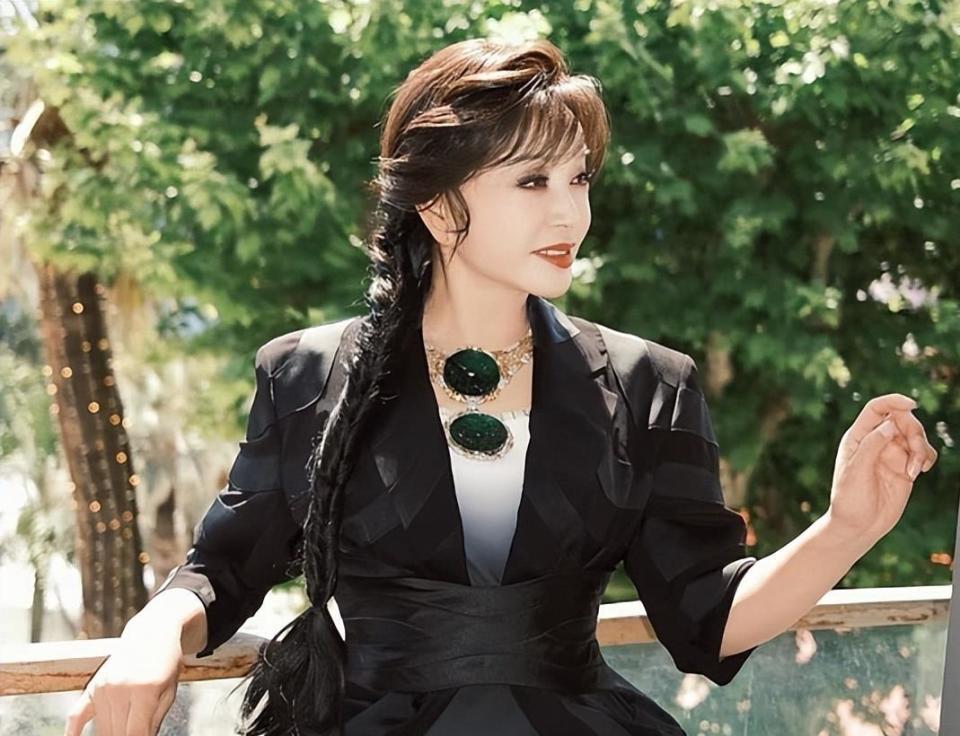 离婚34年，这次高调认爱的刘晓庆陈国军，联手给娱乐圈上了一课(图18)