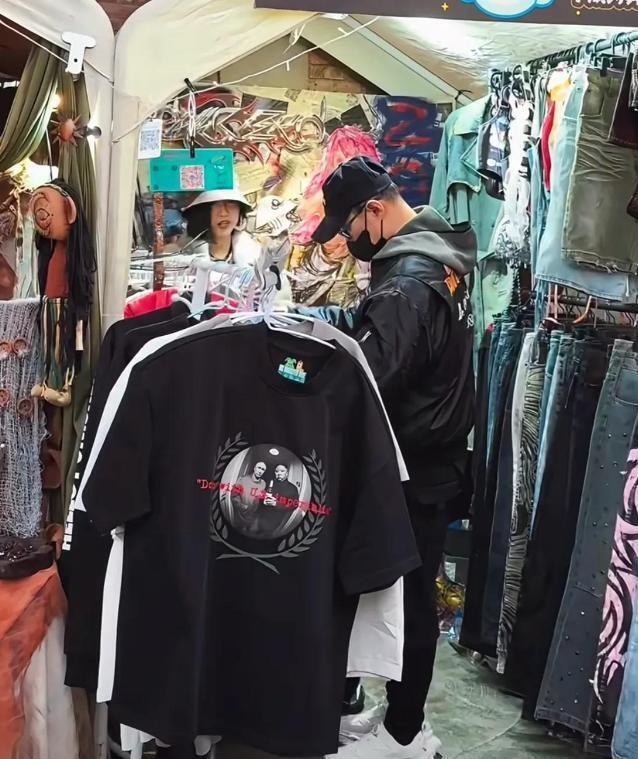 汪峰带10岁女儿北京逛集市！给森林北买耳环情侣装，醒醒离得很远(图3)