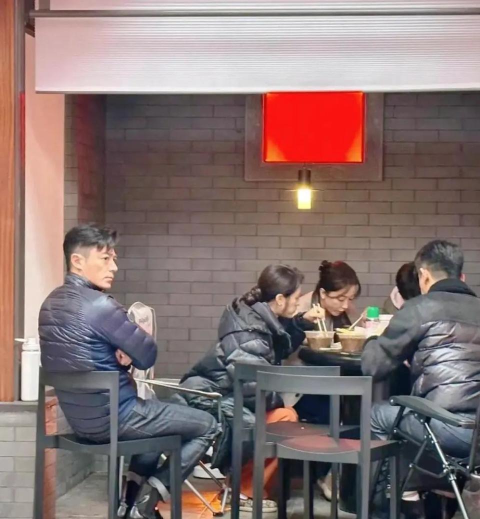 霍建华和朋友在北京聚餐，他穿牛仔裤皮靴，