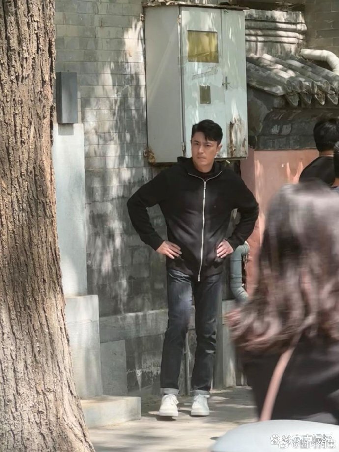 霍建华和朋友在北京聚餐，他穿牛仔裤皮靴，侧脸太有那个“霸总”的感觉了(图2)