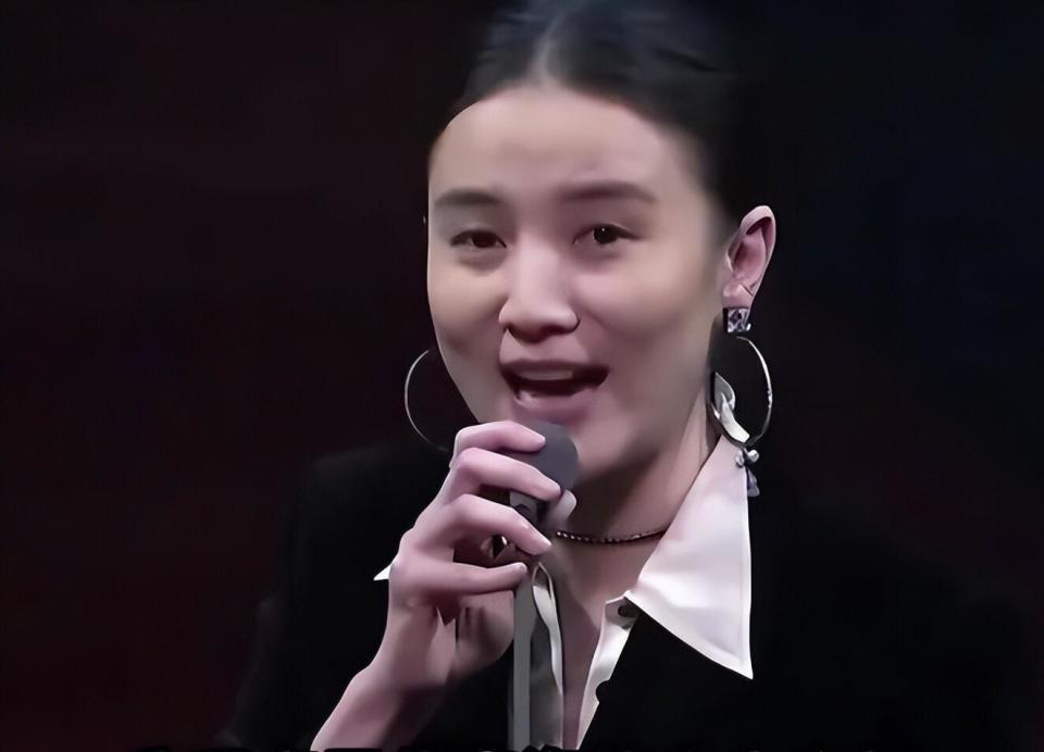 离春节不到俩月，46岁宋佳再次官宣喜讯，已是陈龙高攀不起的存在(图2)