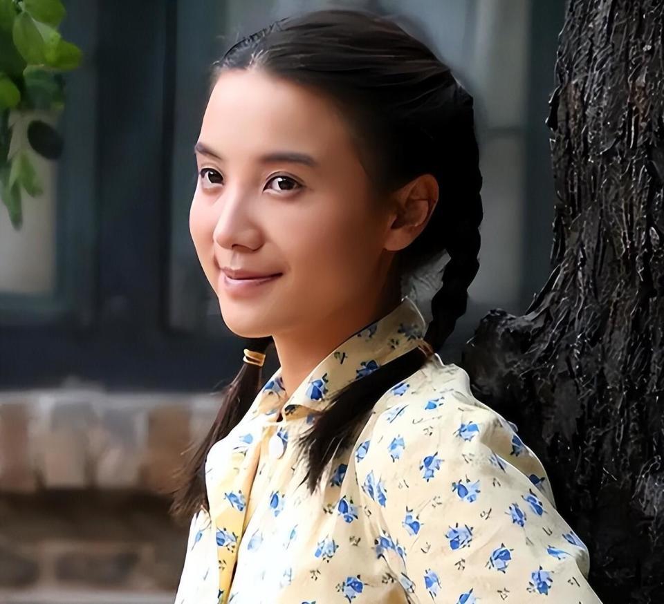 离春节不到俩月，46岁宋佳再次官宣喜讯，已是陈龙高攀不起的存在(图5)