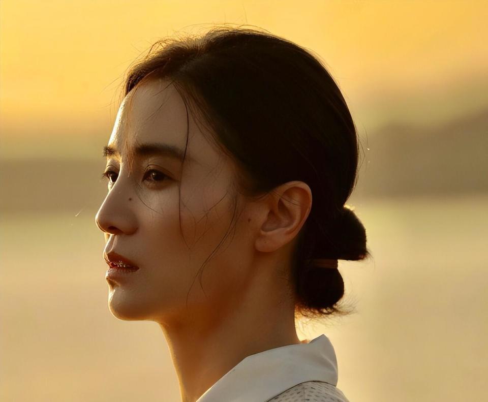 离春节不到俩月，46岁宋佳再次官宣喜讯，已是陈龙高攀不起的存在(图4)