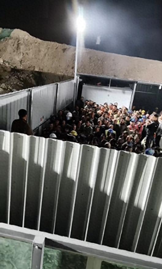 建筑工人摇晃围栏喊“要出去吃饭”，知情人：限制外出吃饭要求在食堂吃(图1)