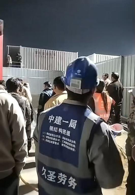 建筑工人摇晃围栏喊“要出去吃饭”，知情人：限制外出吃饭要求在食堂吃(图2)
