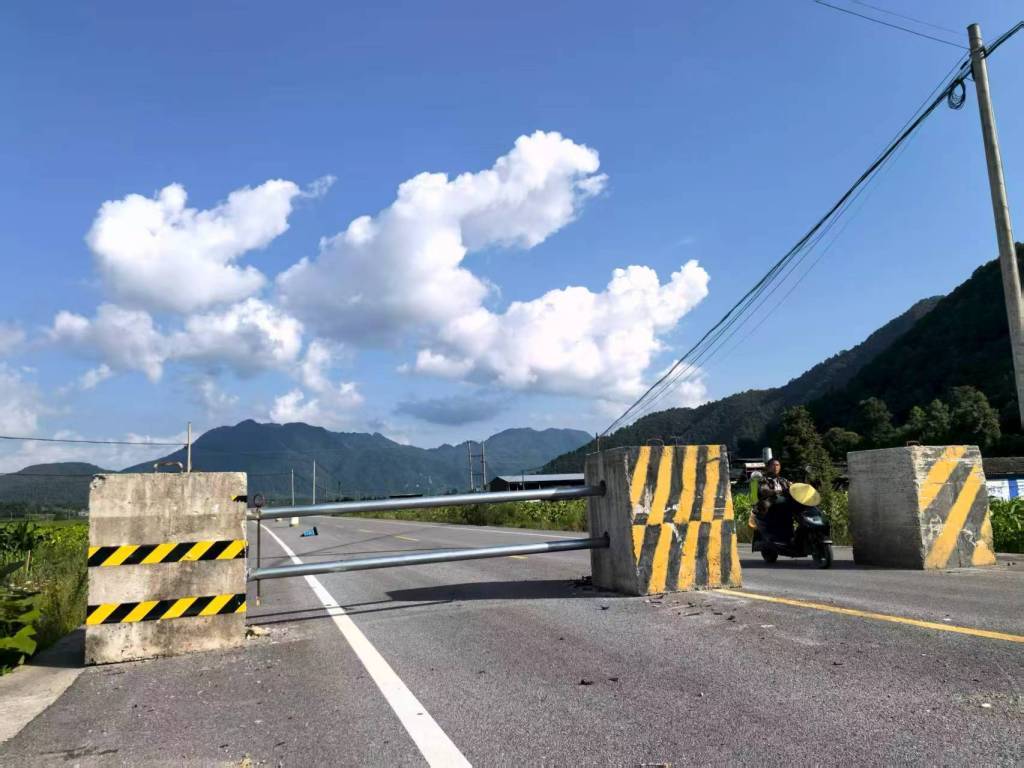 二级公路设置限宽墩被质疑，当地回应：系试通车措施(图1)