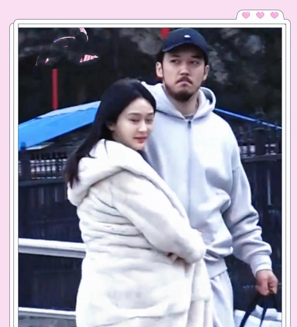 陈冰陈牧驰牵手逛花鸟市场被偶遇，陈冰挺孕肚为陈牧驰挡风好甜蜜(图7)