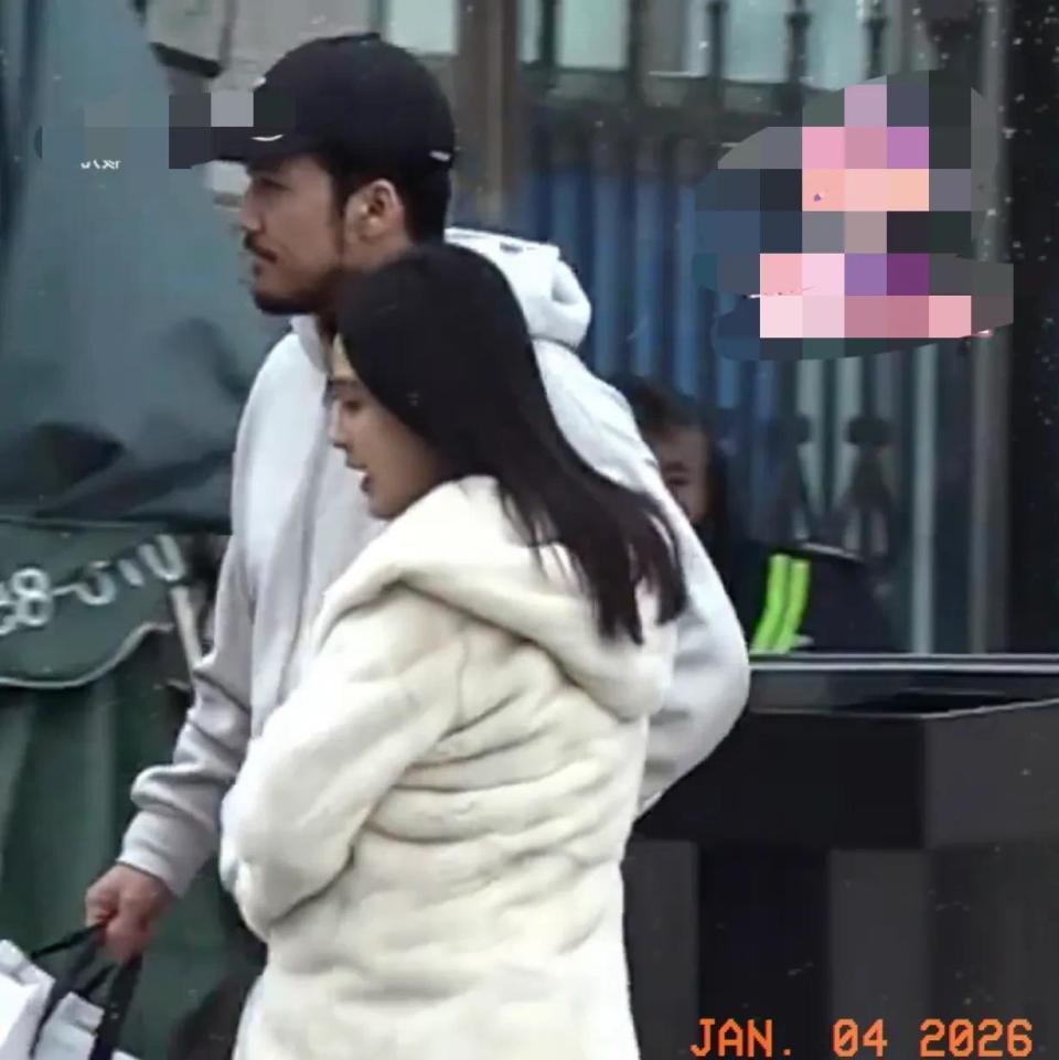 陈冰陈牧驰牵手逛花鸟市场被偶遇，陈冰挺孕肚为陈牧驰挡风好甜蜜(图8)