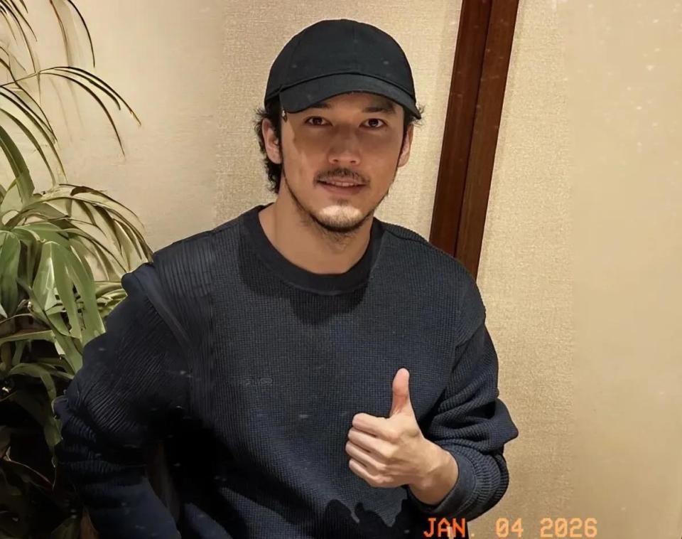 陈冰陈牧驰牵手逛花鸟市场被偶遇，陈冰挺孕肚为陈牧驰挡风好甜蜜(图11)