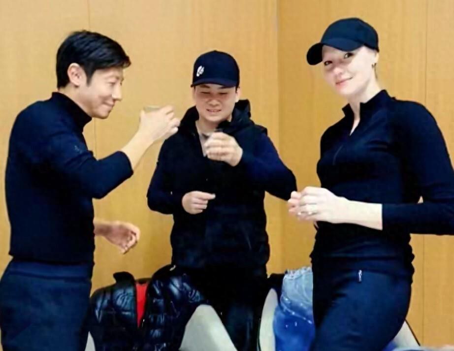 撒贝宁带妻子李白与好朋友聚餐，李白又高又白又美，真的靓丽多彩(图1)