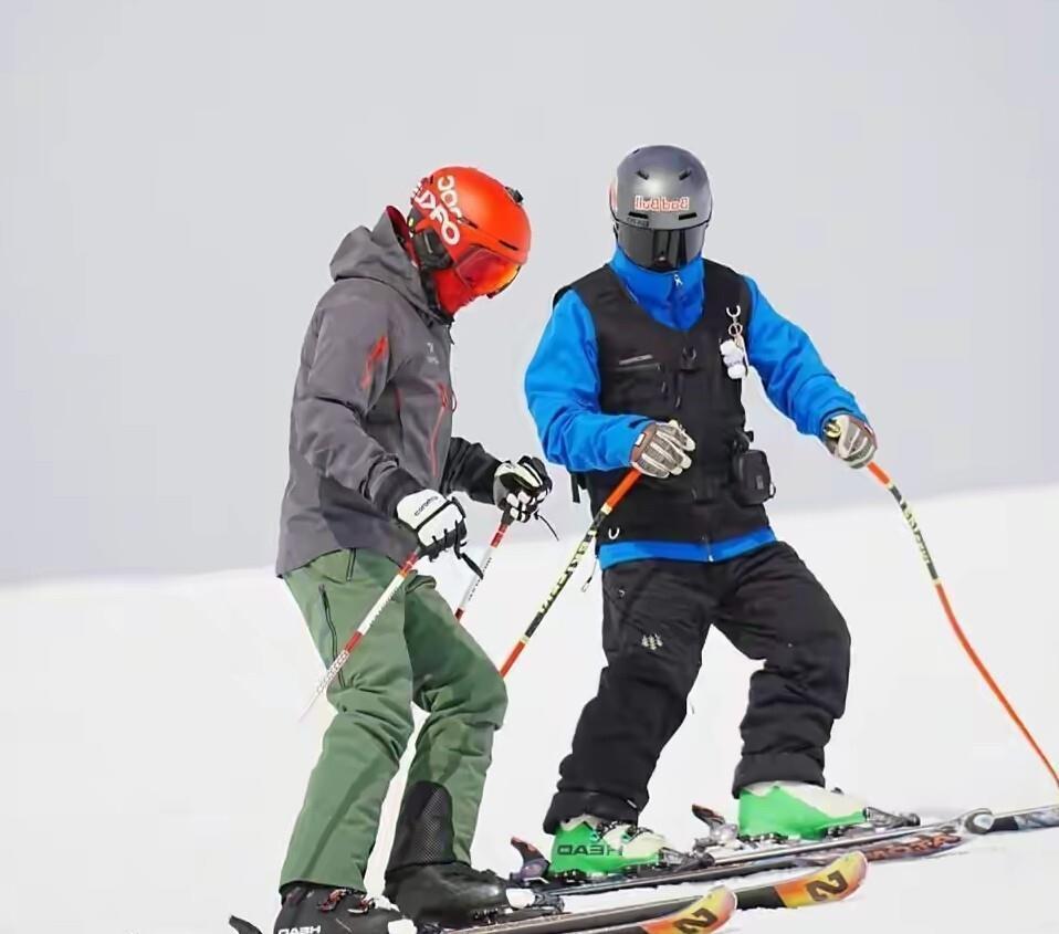 撒贝宁带妻子李白与好朋友聚餐，李白又高又白又美，真的靓丽多彩(图3)