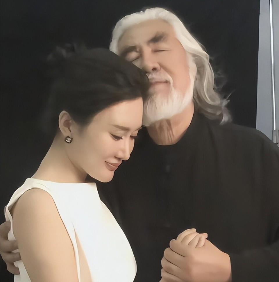 张纪中74岁再当爹，杜星霖自曝闭关4天，没想到1岁女儿的生日评论区炸了(图2)