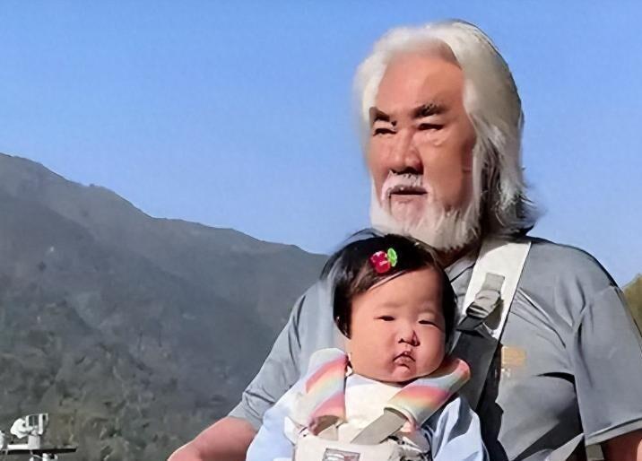 张纪中74岁再当爹，杜星霖自曝闭关4天，没想到1岁女儿的生日评论区炸了(图5)