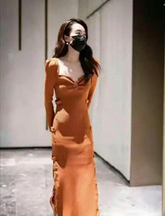 天呐，张小斐已经瘦得薄薄一片了，喜剧演员