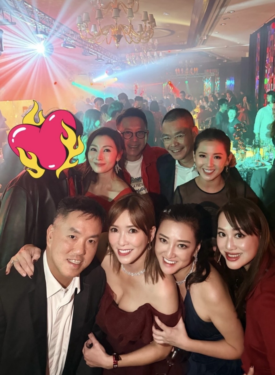 李嘉欣全家在香港跨年，一家三口穿红衣好喜庆，15岁儿子比妈妈高(图3)