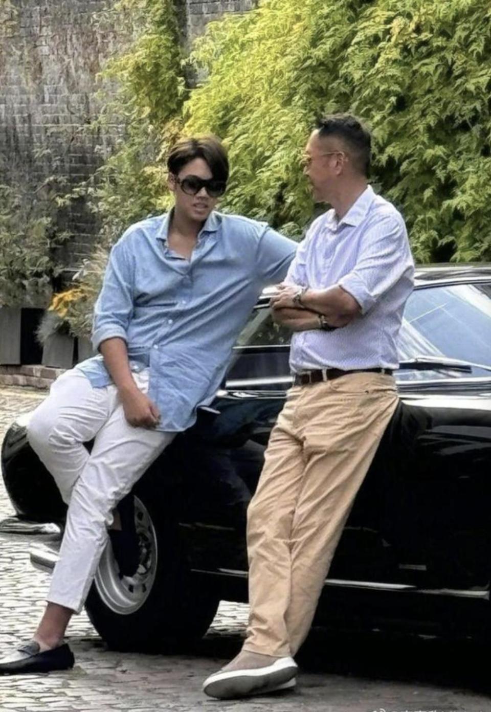 李嘉欣全家在香港跨年，一家三口穿红衣好喜庆，15岁儿子比妈妈高(图4)