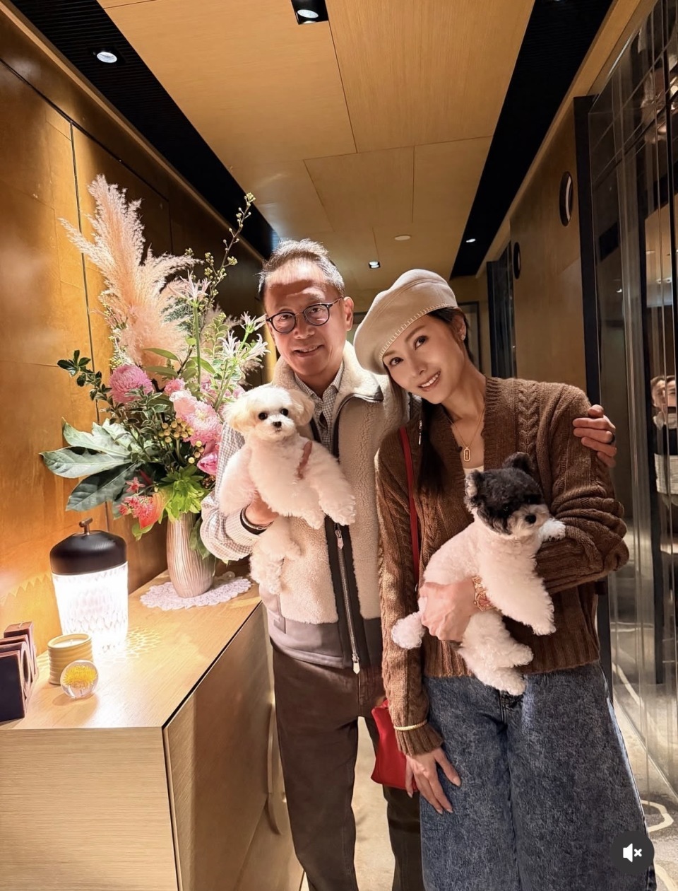 李嘉欣全家在香港跨年，一家三口穿红衣好喜庆，15岁儿子比妈妈高(图6)