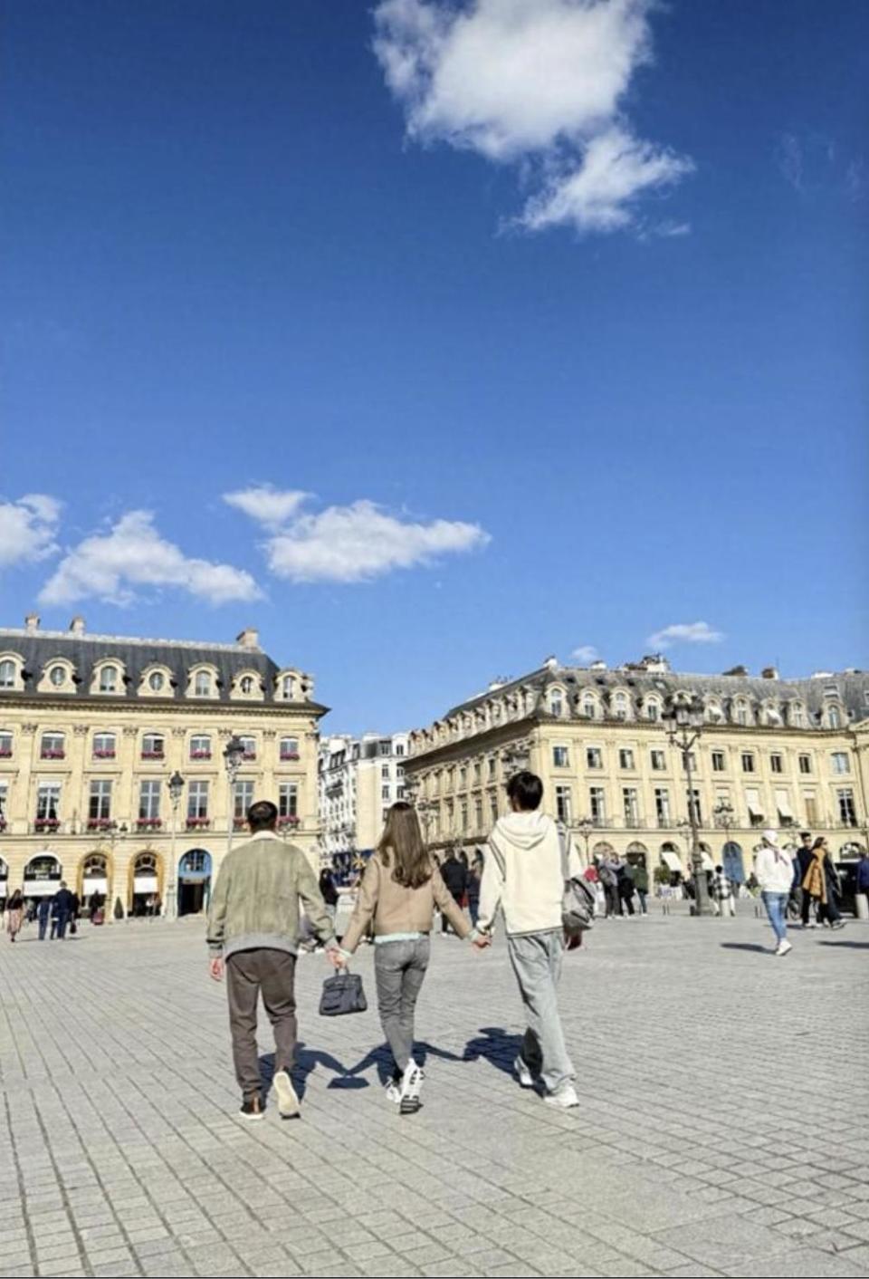 李嘉欣全家在香港跨年，一家三口穿红衣好喜庆，15岁儿子比妈妈高(图5)