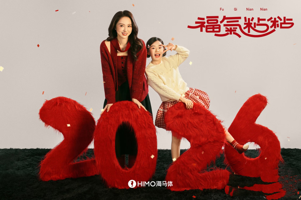 董璇带女儿拍新年照，连换3套服装美翻了！小酒窝颜值不输妈妈(图2)