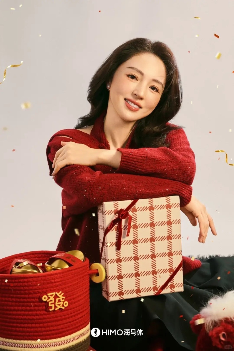 董璇带女儿拍新年照，连换3套服装美翻了！小酒窝颜值不输妈妈(图4)