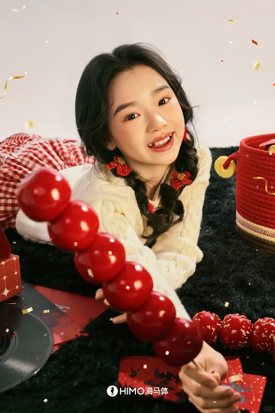 董璇带女儿拍新年照，连换3套服装美翻了！小酒窝颜值不输妈妈(图6)