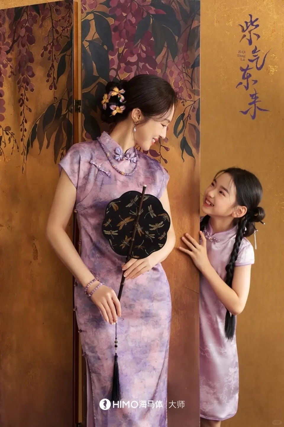 董璇带女儿拍新年照，连换3套服装美翻了！小酒窝颜值不输妈妈(图7)