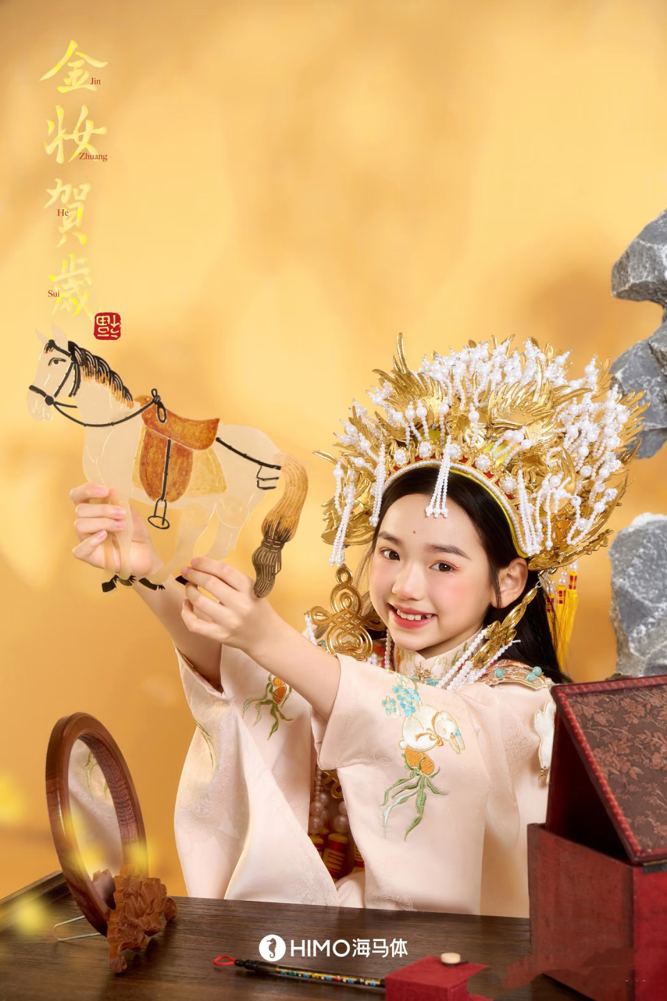 董璇带女儿拍新年照，连换3套服装美翻了！小酒窝颜值不输妈妈(图13)