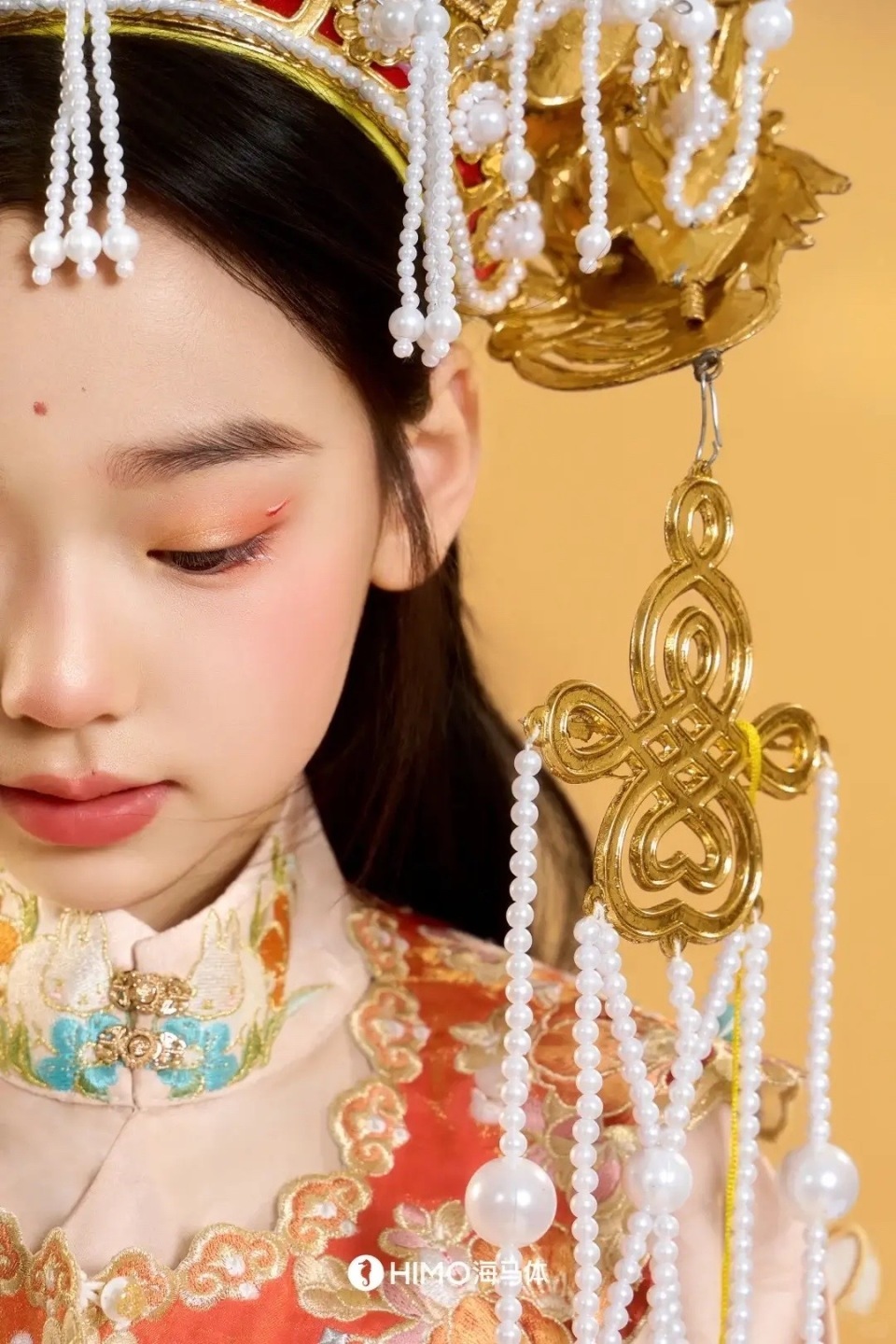 董璇带女儿拍新年照，连换3套服装美翻了！小酒窝颜值不输妈妈(图14)