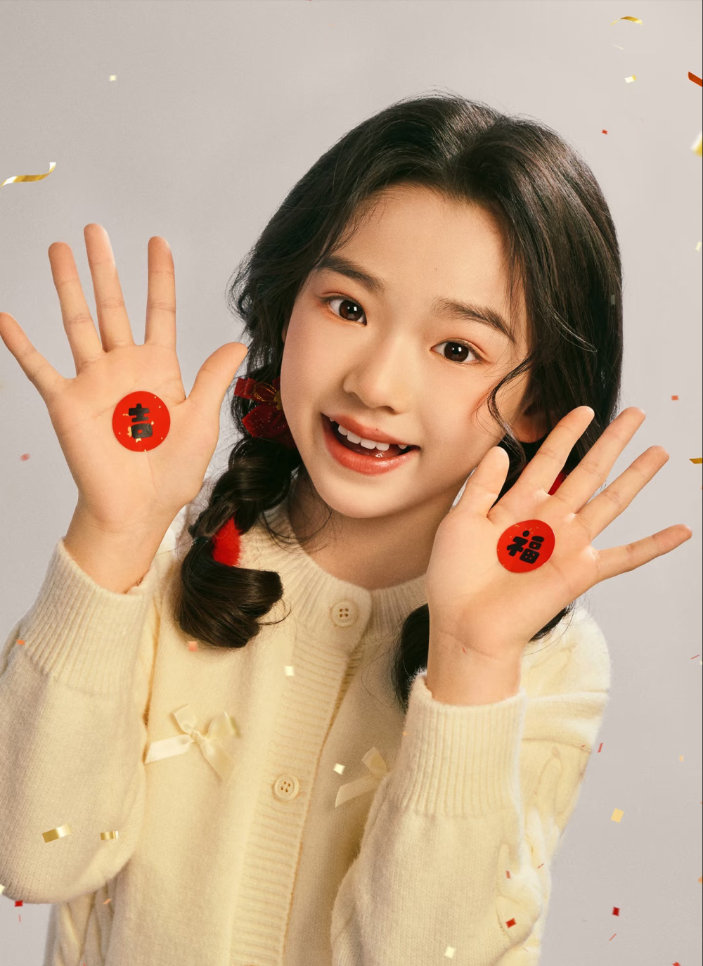 董璇带女儿拍新年照，连换3套服装美翻了！小酒窝颜值不输妈妈(图16)