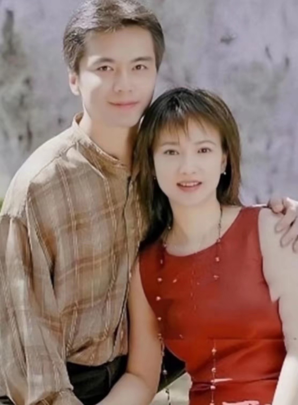 许亚军回北京和好友聚餐，老婆张澍打扮洋气