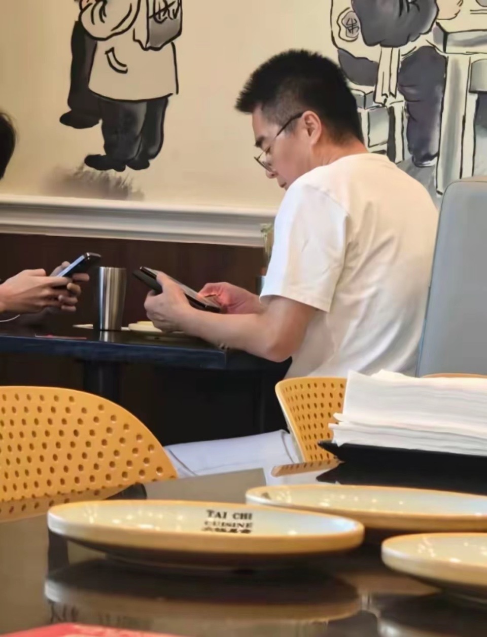 许亚军回北京和好友聚餐，老婆张澍打扮洋气很时髦，夫妻俩开怀大笑(图2)