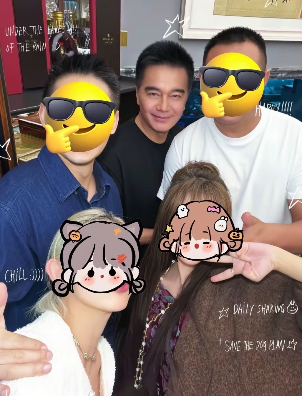 许亚军回北京和好友聚餐，老婆张澍打扮洋气很时髦，夫妻俩开怀大笑(图9)