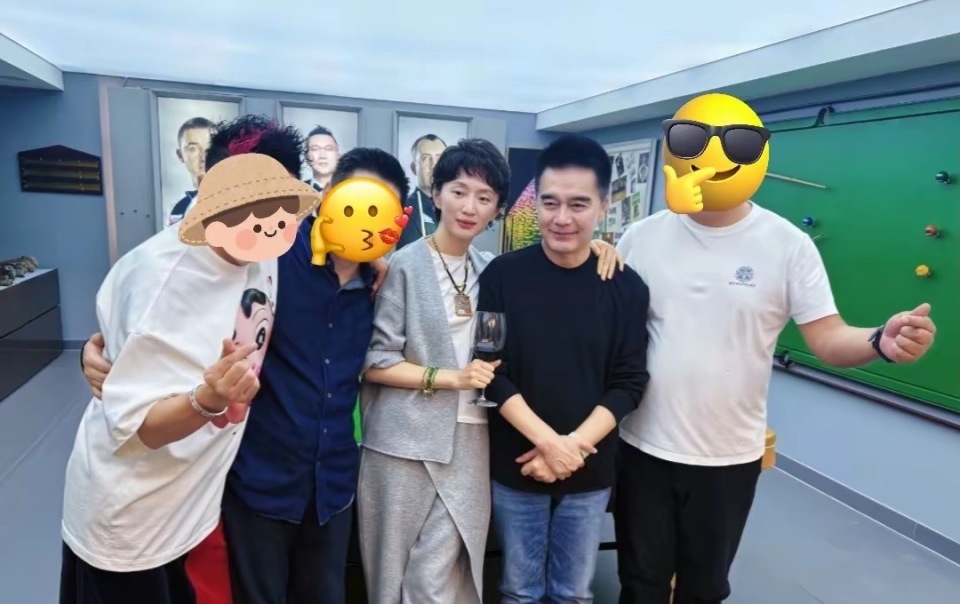 许亚军回北京和好友聚餐，老婆张澍打扮洋气很时髦，夫妻俩开怀大笑(图7)