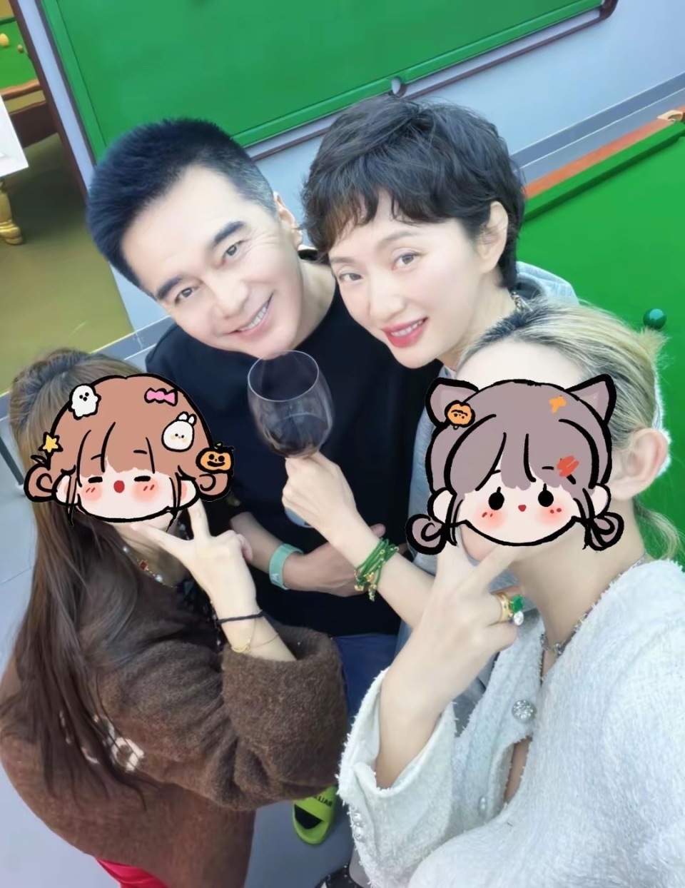 许亚军回北京和好友聚餐，老婆张澍打扮洋气很时髦，夫妻俩开怀大笑(图6)