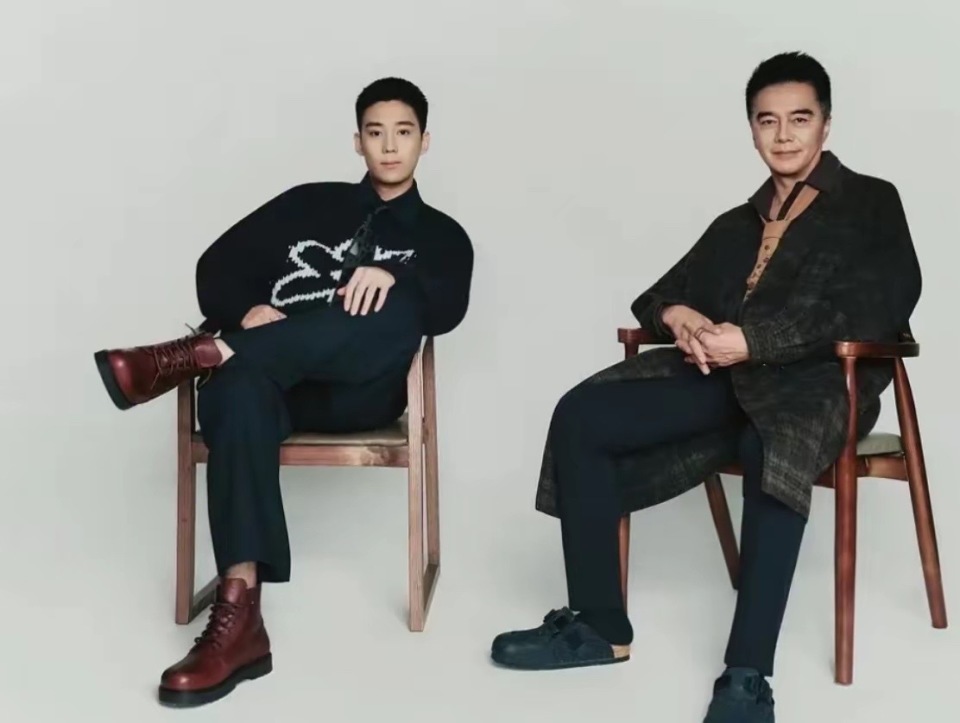 许亚军回北京和好友聚餐，老婆张澍打扮洋气很时髦，夫妻俩开怀大笑(图10)