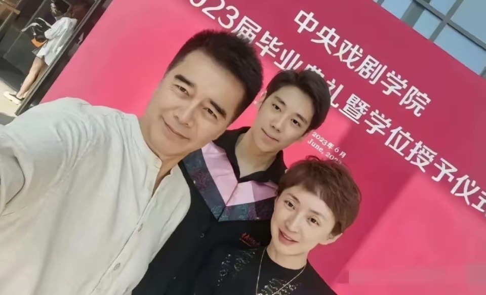 许亚军回北京和好友聚餐，老婆张澍打扮洋气很时髦，夫妻俩开怀大笑(图12)