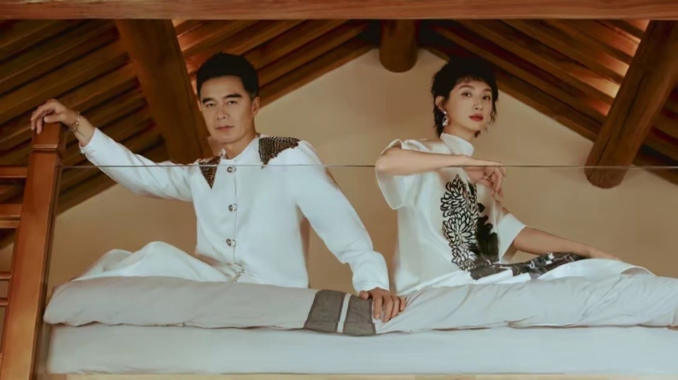 许亚军回北京和好友聚餐，老婆张澍打扮洋气很时髦，夫妻俩开怀大笑(图13)