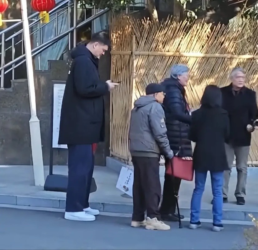 姚明陪父母上海探亲，穿一身黑衣又高又壮，目测体重得有400斤！(图1)