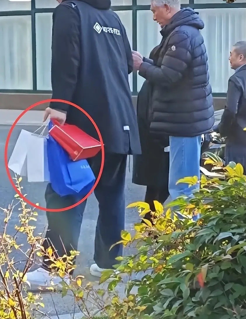 姚明陪父母上海探亲，穿一身黑衣又高又壮，目测体重得有400斤！(图4)