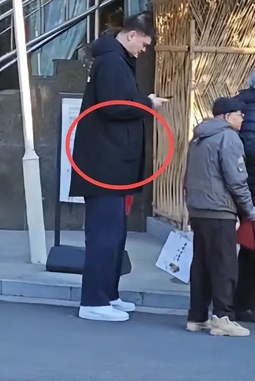 姚明陪父母上海探亲，穿一身黑衣又高又壮，目测体重得有400斤！(图2)