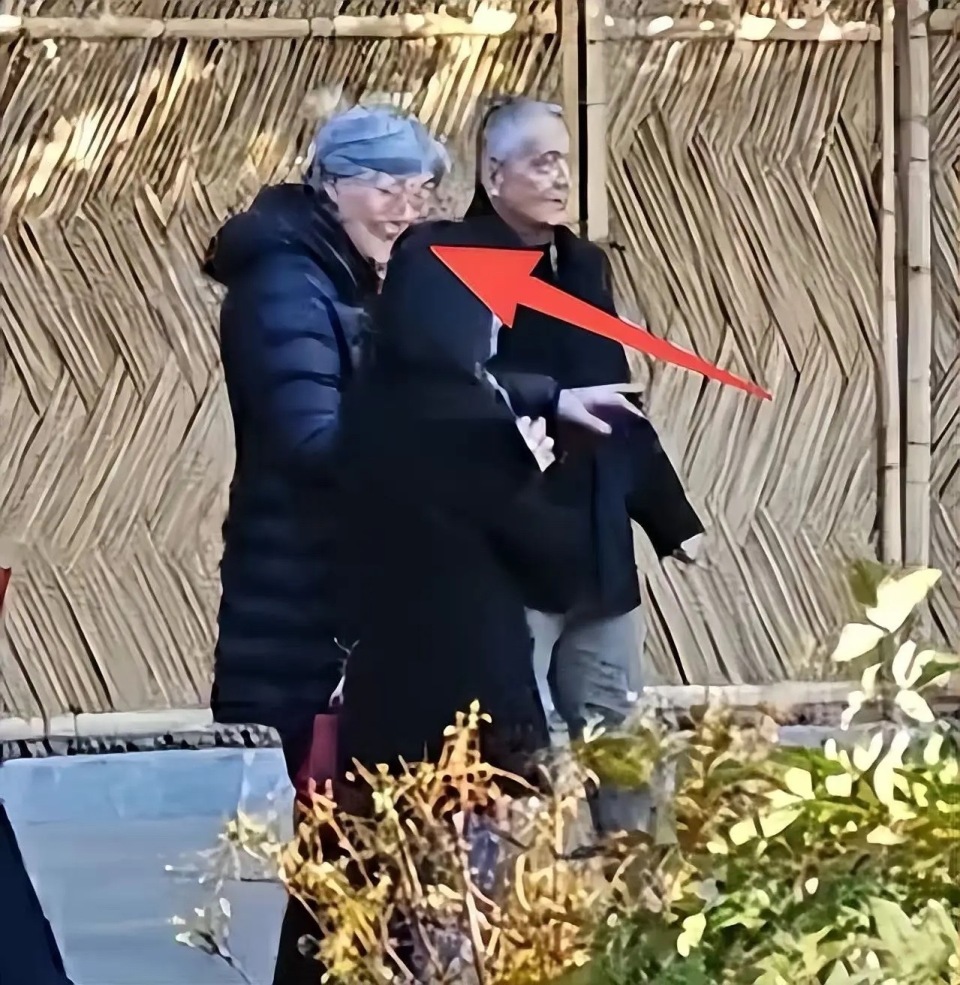 姚明陪父母上海探亲，穿一身黑衣又高又壮，目测体重得有400斤！(图8)