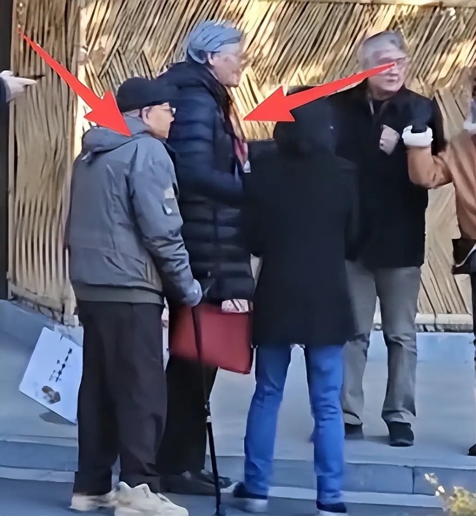 姚明陪父母上海探亲，穿一身黑衣又高又壮，目测体重得有400斤！(图6)