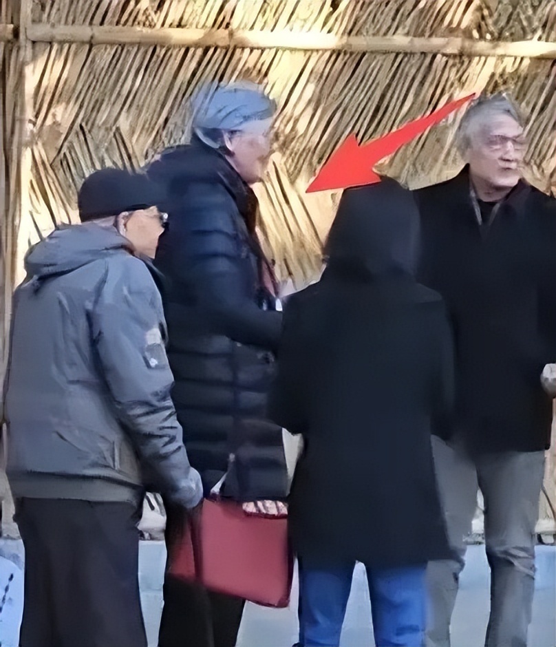 姚明陪父母上海探亲，穿一身黑衣又高又壮，目测体重得有400斤！(图7)