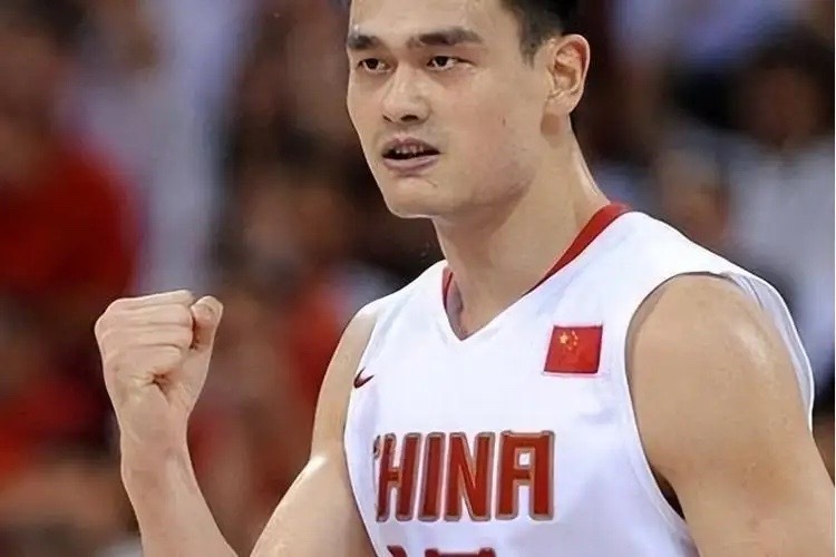 姚明陪父母上海探亲，穿一身黑衣又高又壮，目测体重得有400斤！(图12)